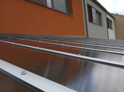 Desky polykarbonátu jsme ke krokvím připevnili pomocí oblých hliníkových lišt