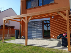 Zahradní pergolu jsme kotvili mimo prostor terasy na dvojitý betonový úchyt