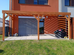 Moderní zahradní pergola má rozměry cca 6 x 3 metry