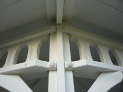 Detail upevnění horní balustrády pod střechou altánku