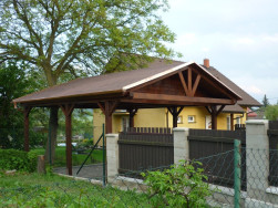 Na pokrytí sedlové střechy jsme použili hnědý asfaltový šindel