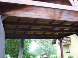 Povrchově ošetřené dřevo použité na garážové stání bylo provedeno v odstínu ořech