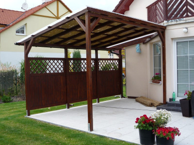 Venkovní pergola s pultovou střechou zastíněnou rákosem
