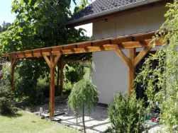 Přední stojky pergoly jsme kotvili na zemní vruty BAYO.S