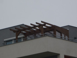 Jedna část pergoly byla uzavřena a zastřešena