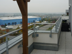 Na kotvení pergoly do stěny balkonu jsme použili speciální kovové úchyty