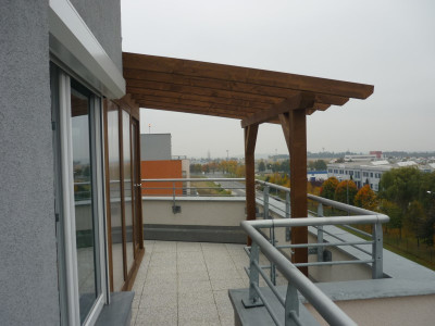 Opěrná pergola montovaná na terase v šestém patře