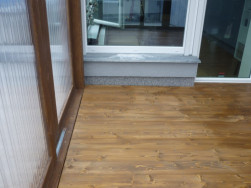 Uzavřenou část pergoly jsme doplnili dřevěnou podlahou