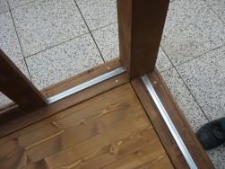 Kovové lišty pro posuvné dveře zabudované do dřevěných hranolů