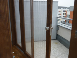 Posuvné dveře pergoly jsme osadili kováním s koulí