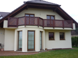 Výška zástěn byla 93 cm a spolu s diletační spárou a madlem je celková výška zábradlí 100 cm