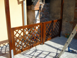 Pergola byla kotvena na zabetonovaný dvojitý úchyt v prostoru zámkové dlažby