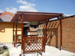 Dřevěnou pergolu jsme doplnili mříží Tereza