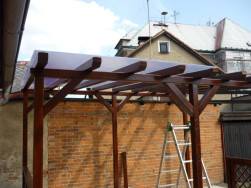 Pro zastřešení pergoly jsme použili komůrkový polykarbonát
