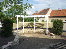 Bílá pergola bez zastřešení je romantický zahradní doplněk