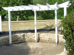 Pergola Linda byla povrchově ošetřena bílou krycí barvou