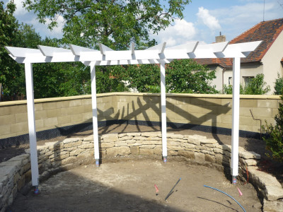 Zahradní pergola Linda kotvená na zemní vruty