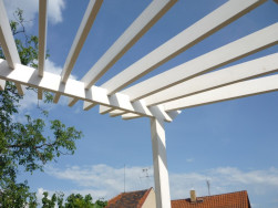 Stojky pergoly jsme vyrobili ze smrkových hranolů  9x9 cm