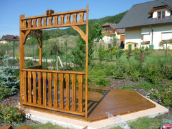 Obvodové stěna altánu jsou postaveny s předem smontovaných panelů