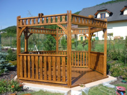 Spodní ozdobně frézované zábradlí je vysoké 90 cm