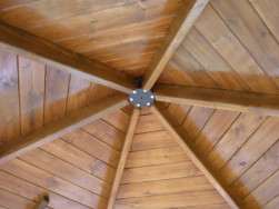 Detailní pohled na konstrukci střechy altánu se středovou hrotnicí