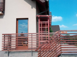 Pergolu jsme zastřešili komůrkovým polykarbonátem kouřové barvy