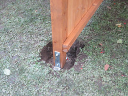 Detail kotvení pergolové stojky na kovový úchyt