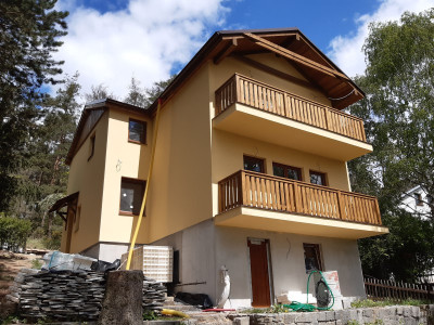 Balkonové zábradlí kotvené na kovové konzole do betonové podlahy