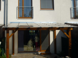 Stojky pergoly byly kotveny do betonové terasy za pomoci chemické kotvy přes žárově zinkovaný podlahový úchyt