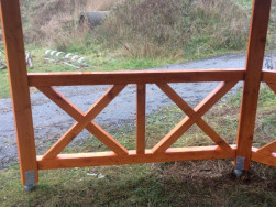 Šest kusů zábradlí vysokého 90 cm jsme vyrobili ze smrkových hranolků