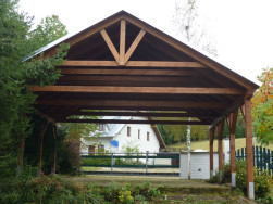 Přední i zadní část sedlové střechy garážového stání jsme ukončili pozinkovaným plechem