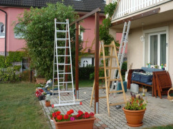 Pozednici pergoly jsme připevnili do podlahy balkonu v prvním patře