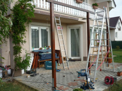 Pergolové stojky o průřezu 9 x 9 cm jsme kotvili do zámkové dlažby na dvojitý úchyt z pozinkované oceli
