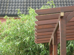 Příčná ráhna pergoly jsme v přední části zakončili ozdobným seříznutím