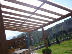 Pohled na střešní konstrukci zastřešené pergoly