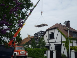 Pro instalaci voliéry v prvním patře rodinného domku jsme museli použít jeřáb s dlouhým ramenem