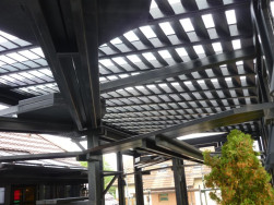 Zastřešení voliéry jsme provedli na místě čirým, plným polykarbonátem