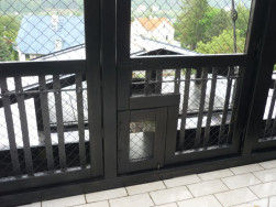Jednotlivá pole voliéry jsou pro snadnou údržbu otevíratelná