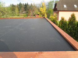 Na pultovou střechu s mírným spádem byla položena krytina z EPDM fólie