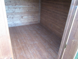 Dřevěný domek na nářadí jsme doplnili dřevěnou podlahou