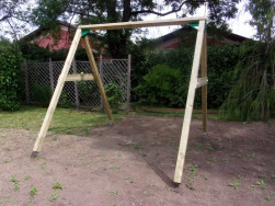 Houpačka pro dvě děti byla do podkladu kotvena na zemní vruty BAYO.S
