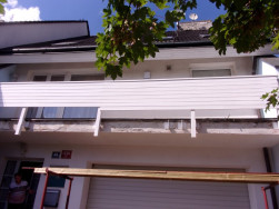 Dřevěné prvky zábradlí jsme natřeli bílou krycí barvou