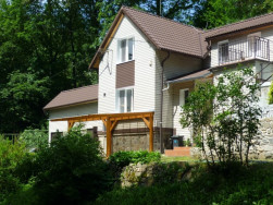 Zahradní pergola postavená u domu  esteticky doplní prostor zahrady