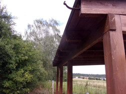 Na jednotlivá střešní ráhna jsou připevněny držáky pro plastový okapový žlab