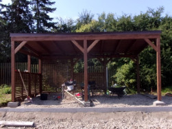 Konstrukci pergoly jsme vyrobili z lepeného smrkového BSH masivu o rozměrech 120 x 120 mm