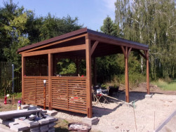 Dvě sousedící stěny jsme doplnili dřevěnými žaluziemi