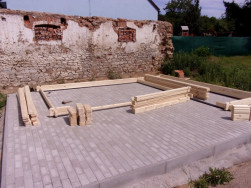 Na betonový podklad jsme nejprve pod chatu sestavili základový rám z impregnovaných hranolů