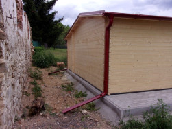 V červené barvě bylo provedeno i štítové lemování a okapové svody jsme