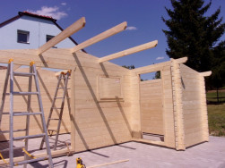 Po sestavení jednotlivých stěn chaty přijde na řadu montáž střechy