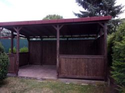 Celá pergola včetně dělících stěn a palubkové střechy byla ošetřena lazurou v odstínu palisandr
